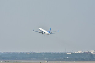 民航客机起飞升空