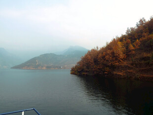 秋日湖岸山水风光