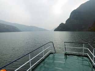 雾江游船览峡谷风光