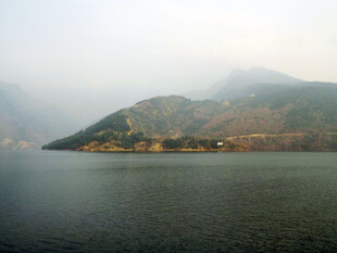 薄雾湖山自然风景