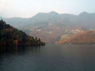 雾中山湖自然美景