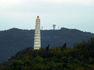 山巅白塔远景