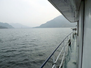 船舷远眺湖山雾景