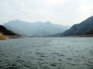 雾中山水湖景