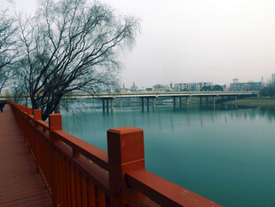 雾天河畔江桥远景