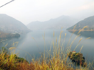 雾中湖山自然风光
