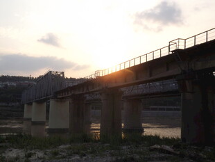夕阳下的高架桥
