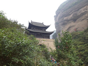 崖边古寺山林景观