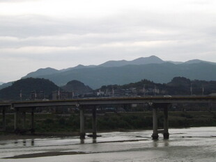 江畔长桥远山风光