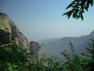 晴日山野峡谷风光