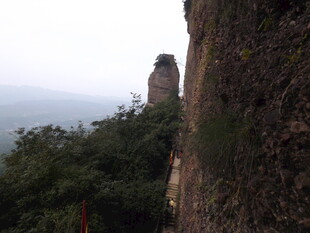 山间奇峰自然风光