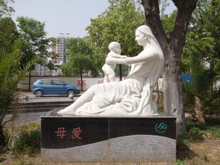 母爱主题母子雕塑
