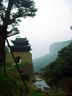 雾中山间古关楼