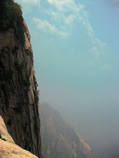 绝壁远山晴空风光
