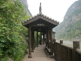 山水间仿古廊亭