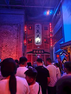 夜色下热闹的古街