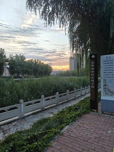 黄昏河畔步道风光