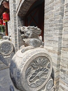 古宅门前抱鼓石