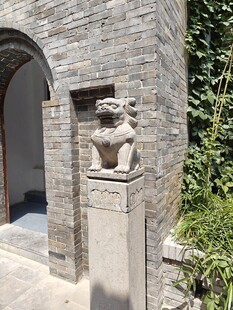 中式古建门侧石狮
