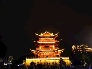中式古楼璀璨夜景