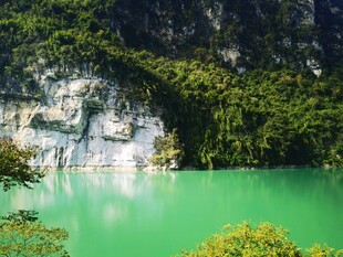 喀斯特天生桥山水景观