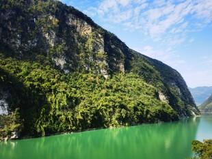 江畔峡谷青山绿水风光