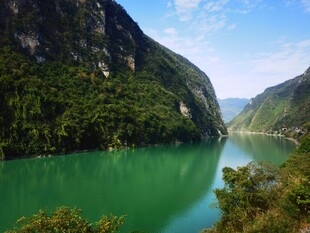 峡谷青山碧水风光