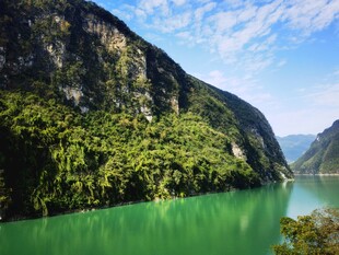 峡谷青山碧水风光