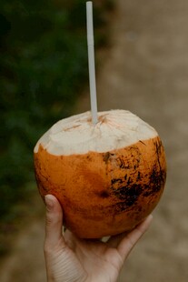 手捧鲜椰饮品