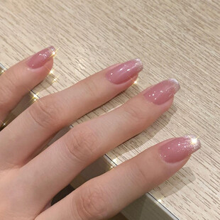 裸粉金边美甲特写