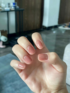 温柔裸粉美甲特写