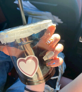 手持爱心贴纸饮品杯