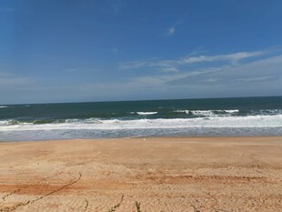 晴朗海岸沙滩风光 红海湾