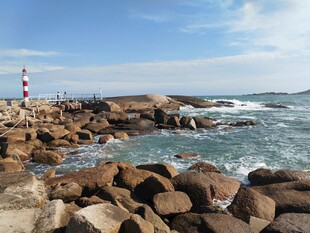 海滨灯塔礁石风光 红海湾
