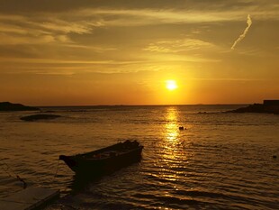 海面落日孤舟美景 红海湾