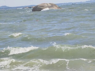 海浪中露出的礁石 红海湾