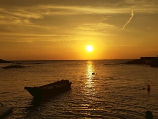 海面落日孤舟美景 红海湾