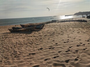 海滨沙滩渔船风景 红海湾