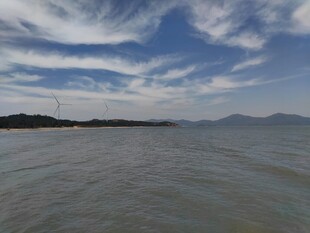 湖面远山晴空风光 汕尾红海湾