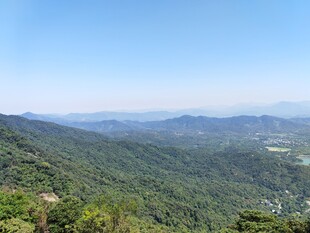 晴空下的层叠青山 罗浮山