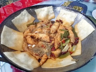 特色地锅鸡贴饼
