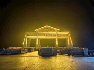 夜景亮灯中式门楼