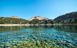 清湖远山晴日美景