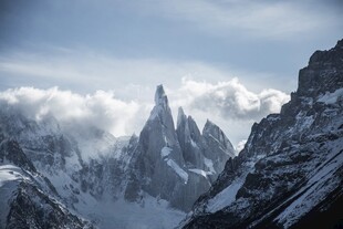 云雾尖峰雪山景观