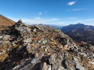 山巅晴日山野风光