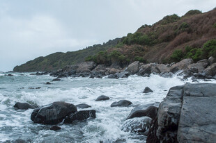 阴天滨海礁石海岸风光