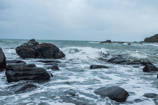 阴天海岸礁石海浪风光
