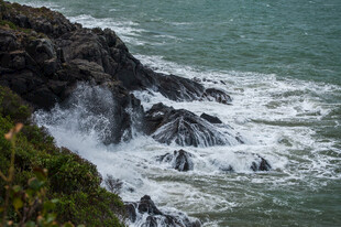 海浪拍击海岸礁石