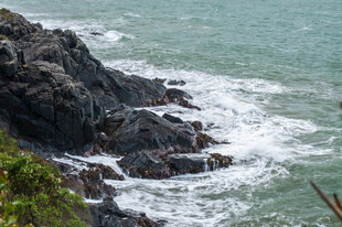 海岸礁石海浪风光