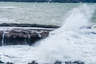 海浪拍岸溅起浪花